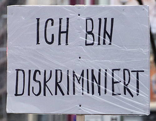 © www.mutbuergerdokus.de: 'Protest gegen die Stigmatisierung und Abschiebung von Roma-Familien!'