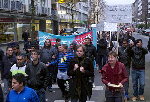 © www.mutbuergerdokus.de: 'Protest gegen die Stigmatisierung und Abschiebung von Roma-Familien!'