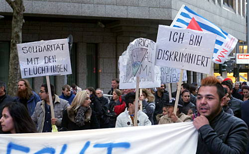 © www.mutbuergerdokus.de: 'Protest gegen die Stigmatisierung und Abschiebung von Roma-Familien!'