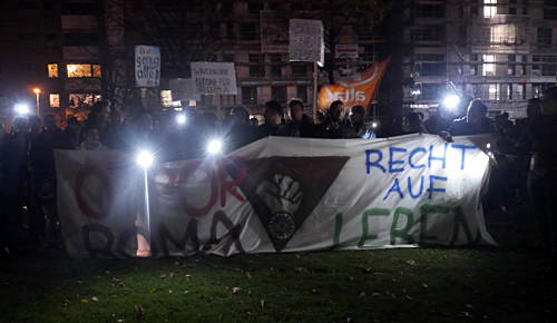 © www.mutbuergerdokus.de: 'Protest gegen die Stigmatisierung und Abschiebung von Roma-Familien!'