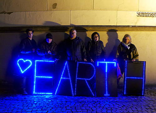 © www.mutbuergerdokus.de: Light Brigade Düsseldorf: 'Love Earth!'