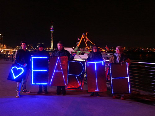 © www.mutbuergerdokus.de: Light Brigade Düsseldorf: 'Love Earth!'