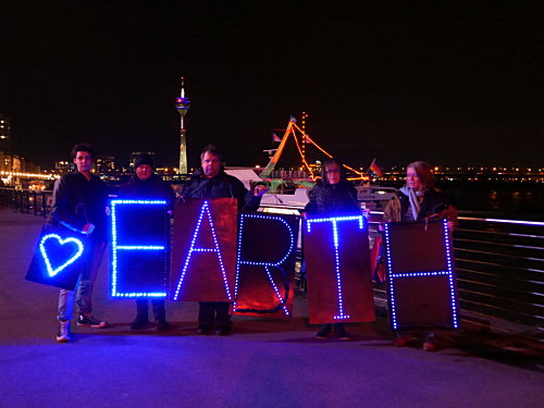 © www.mutbuergerdokus.de: Light Brigade Düsseldorf: 'Love Earth!'
