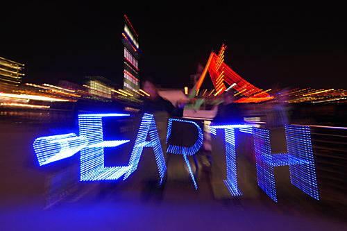 © www.mutbuergerdokus.de: Light Brigade Düsseldorf: 'Love Earth!'