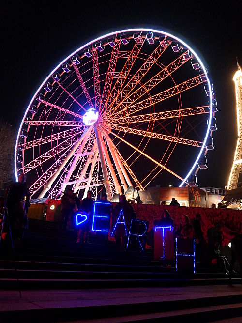 © www.mutbuergerdokus.de: Light Brigade Düsseldorf: 'Love Earth!'