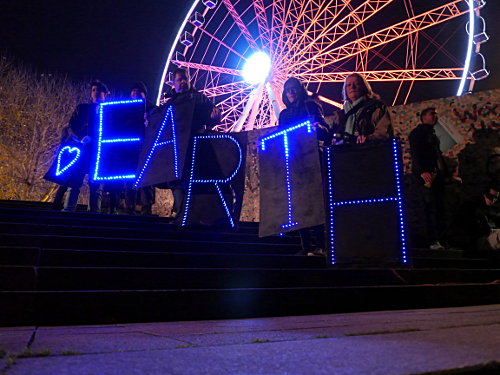 © www.mutbuergerdokus.de: Light Brigade Düsseldorf: 'Love Earth!'