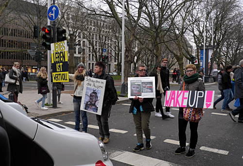 © www.mutbuergerdokus.de: Fackelmahnwache gegen Tierversuche