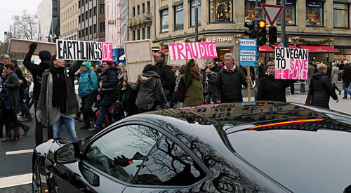 © www.mutbuergerdokus.de: Fackelmahnwache gegen Tierversuche