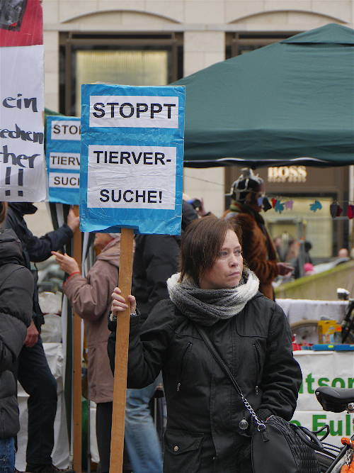 © www.mutbuergerdokus.de: Fackelmahnwache gegen Tierversuche