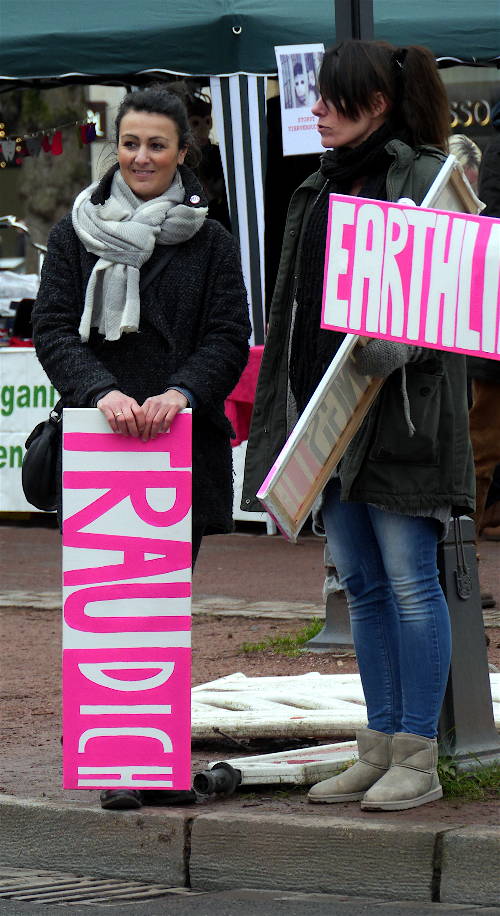 © www.mutbuergerdokus.de: Fackelmahnwache gegen Tierversuche