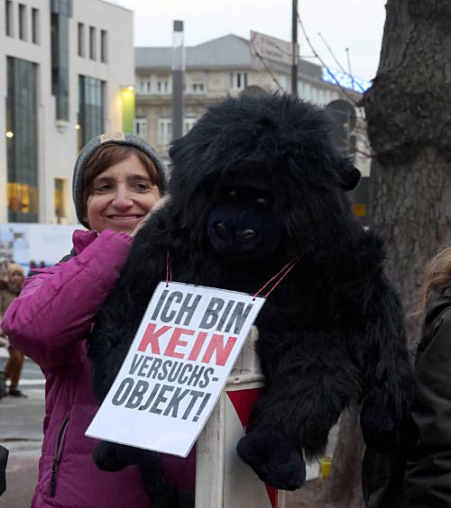 © www.mutbuergerdokus.de: Fackelmahnwache gegen Tierversuche