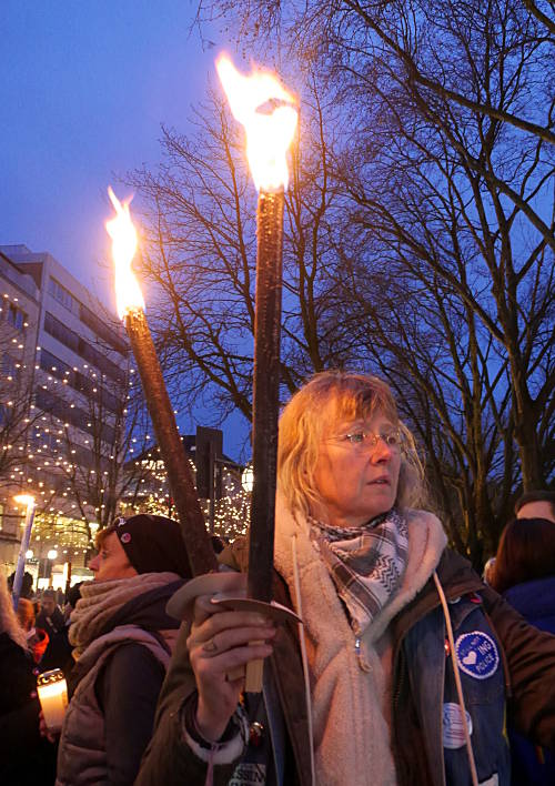 © www.mutbuergerdokus.de: Fackelmahnwache gegen Tierversuche