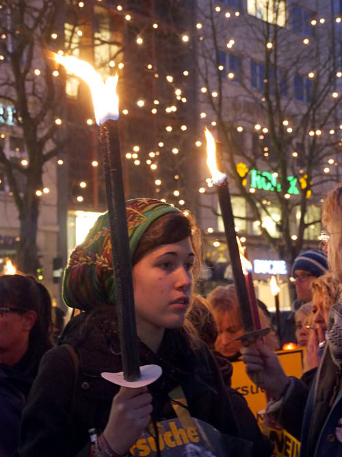 © www.mutbuergerdokus.de: Fackelmahnwache gegen Tierversuche