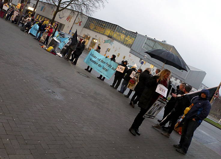 © www.mutbuergerdokus.de: Protest gegen Wiesenhof-Kooperation mit Atze Schröder