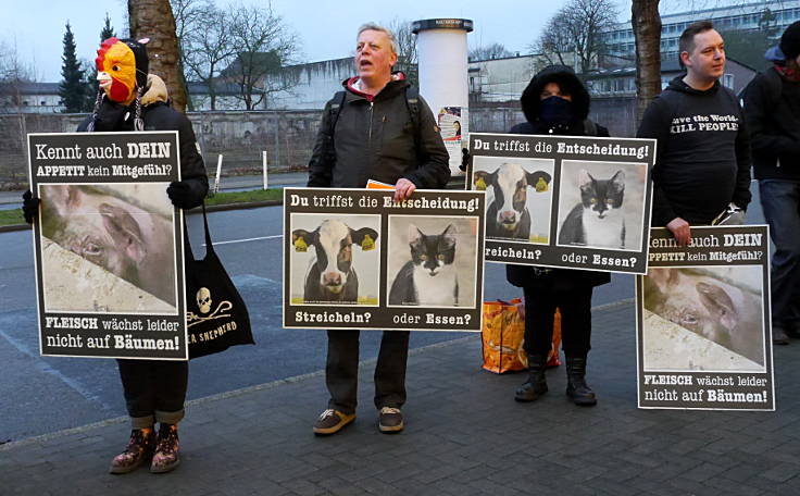 © www.mutbuergerdokus.de: Protest gegen Wiesenhof-Kooperation mit Atze Schröder