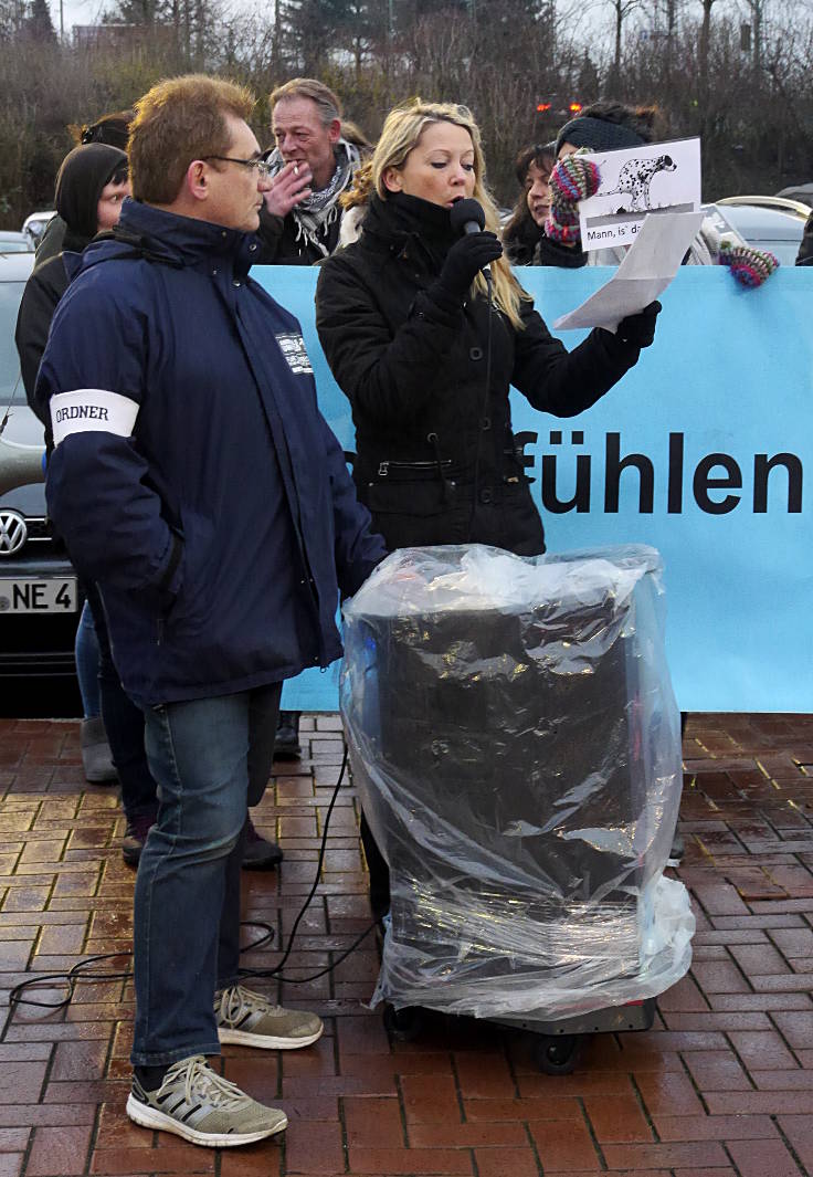 © www.mutbuergerdokus.de: Protest gegen Wiesenhof-Kooperation mit Atze Schröder