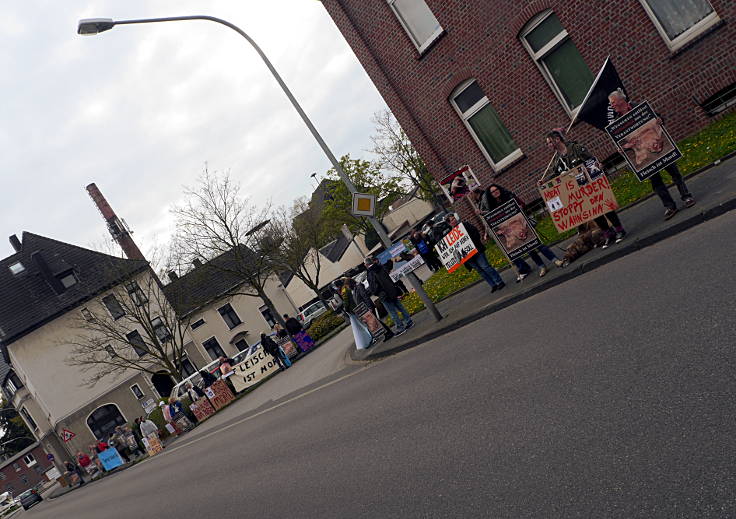 © www.mutbuergerdokus.de: 6. Mahnwache vor dem Schlachthof Viersen