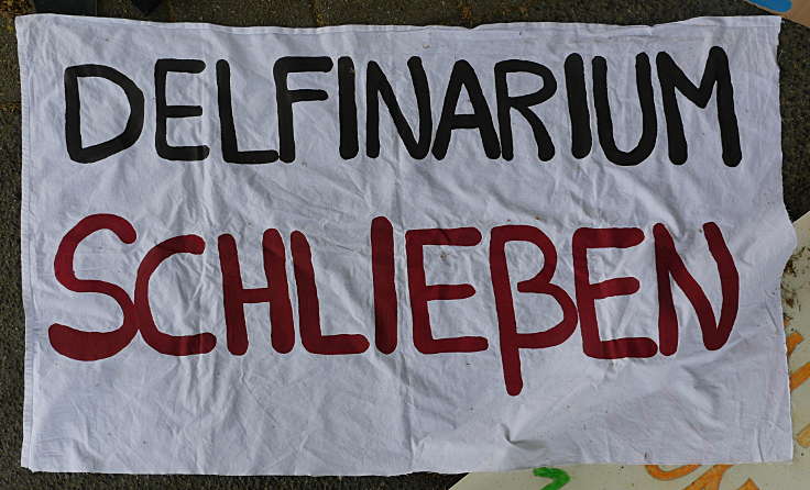 © www.mutbuergerdokus.de: Mahnwache gegen das Delfinarium