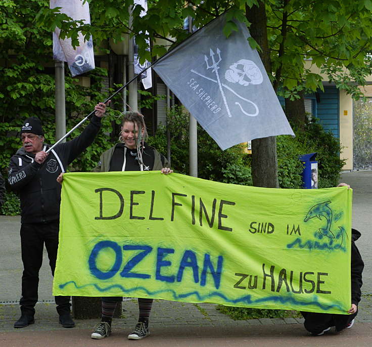© www.mutbuergerdokus.de: Mahnwache gegen das Delfinarium