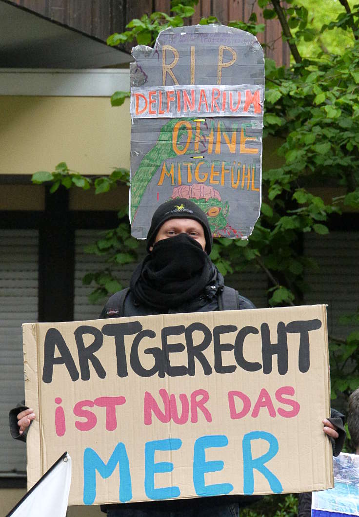 © www.mutbuergerdokus.de: Mahnwache gegen das Delfinarium