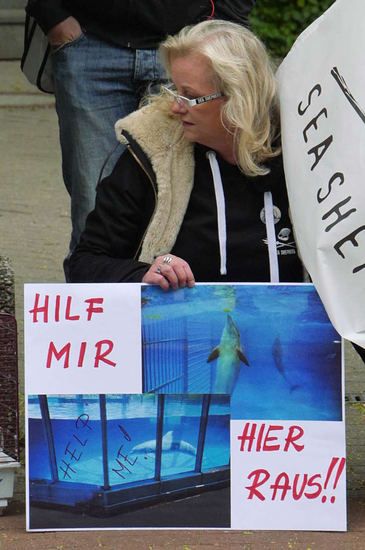 © www.mutbuergerdokus.de: Mahnwache gegen das Delfinarium