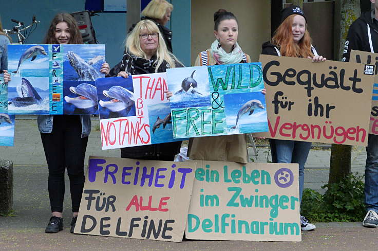 © www.mutbuergerdokus.de: Mahnwache gegen das Delfinarium