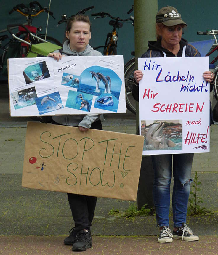 © www.mutbuergerdokus.de: Mahnwache gegen das Delfinarium