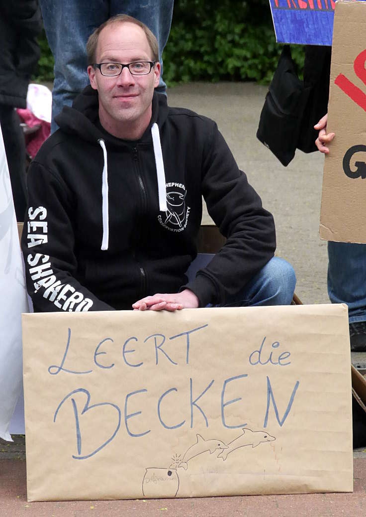 © www.mutbuergerdokus.de: Mahnwache gegen das Delfinarium