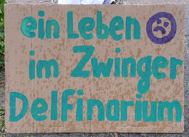 © www.mutbuergerdokus.de: Mahnwache gegen das Delfinarium