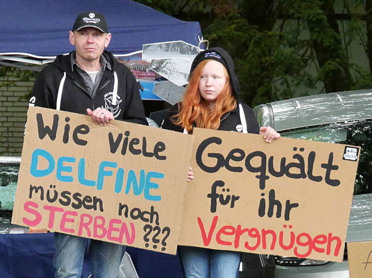 © www.mutbuergerdokus.de: Mahnwache gegen das Delfinarium