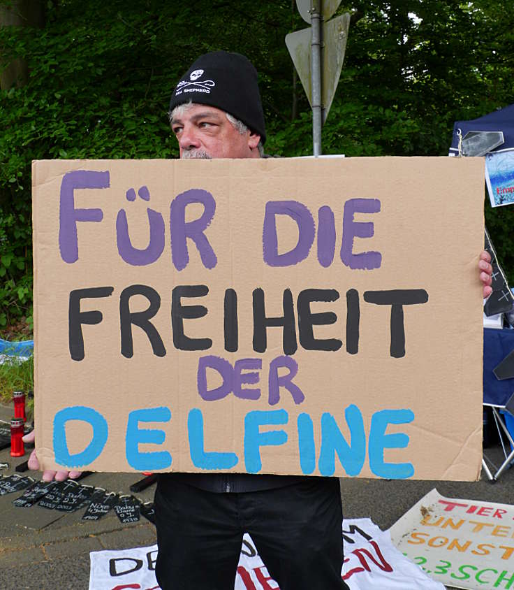 © www.mutbuergerdokus.de: Mahnwache gegen das Delfinarium