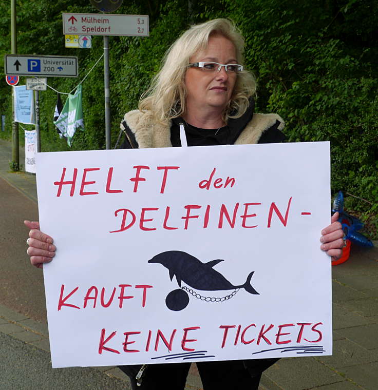 © www.mutbuergerdokus.de: Mahnwache gegen das Delfinarium