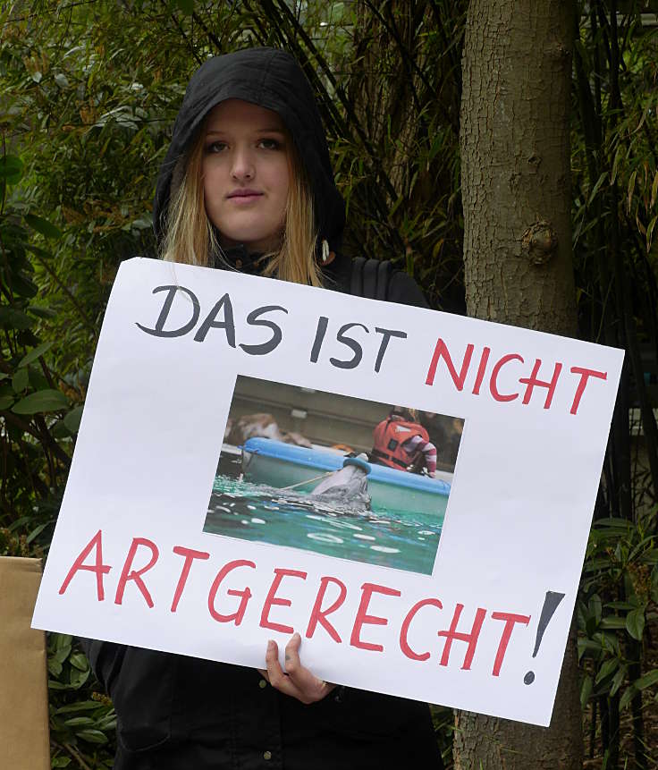 © www.mutbuergerdokus.de: Mahnwache gegen das Delfinarium
