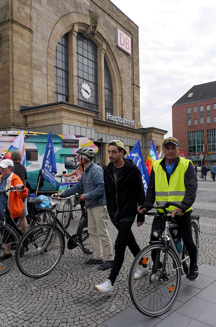 © www.mutbuergerdokus.de: 'FriedensFahrradtour NRW'