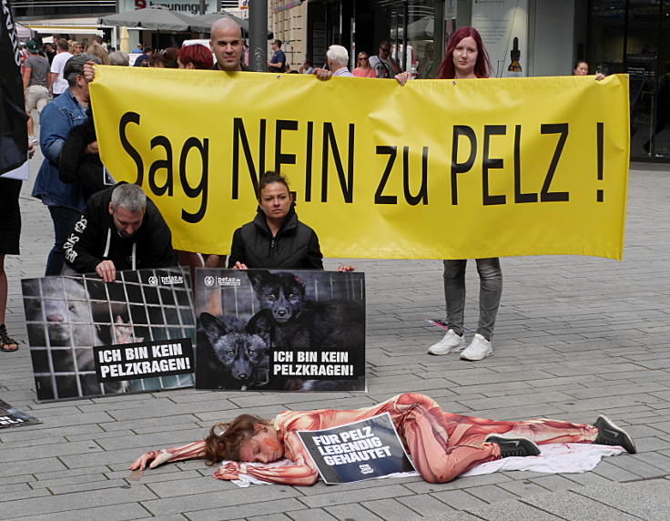 © www.mutbuergerdokus.de: 'Pelz ist Mord!'