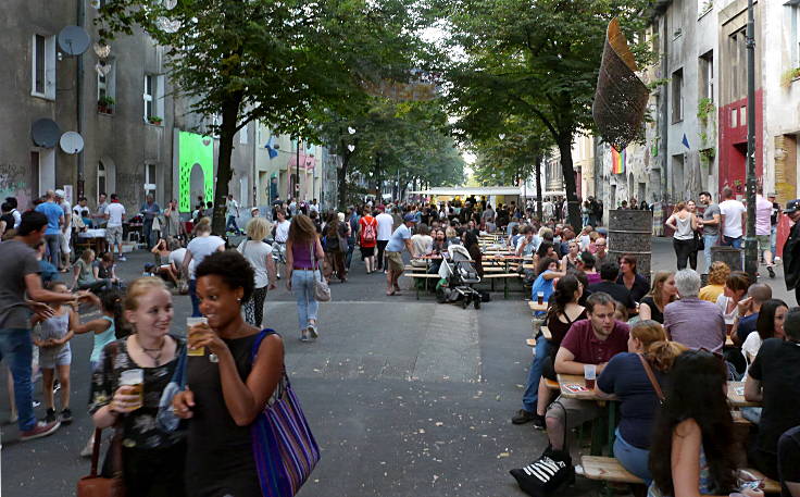 © www.mutbuergerdokus.de: Straßenfest '35 Jahre Kiefernstraße Düsseldorf'