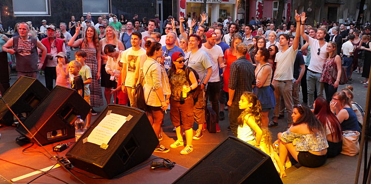 © www.mutbuergerdokus.de: Straßenfest '35 Jahre Kiefernstraße Düsseldorf'