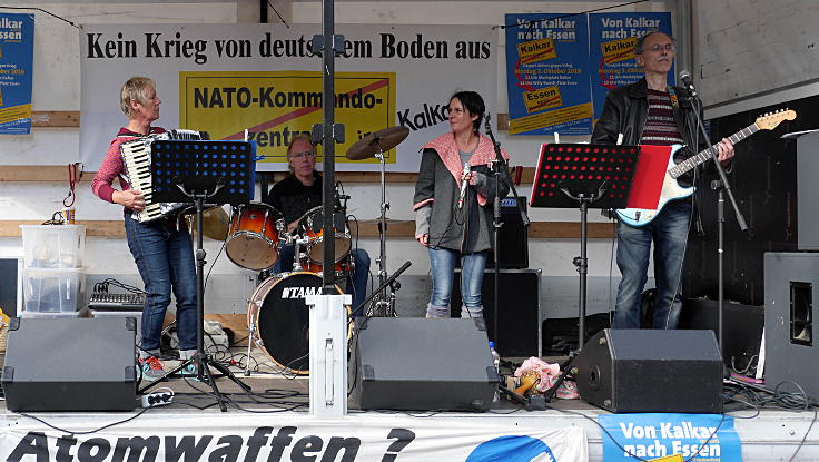 © www.mutbuergerdokus.de: 'Von Kalkar nach Essen - Doppel-Aktion gegen den Krieg'