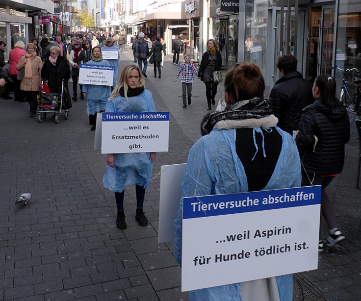 © www.mutbuergerdokus.de: 'Silent Line - Stiller Protest gegen Tierversuche'