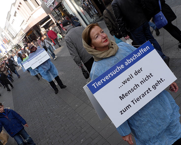 © www.mutbuergerdokus.de: 'Silent Line - Stiller Protest gegen Tierversuche'