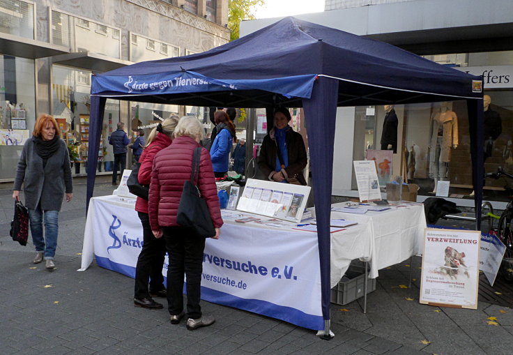 © www.mutbuergerdokus.de: 'Silent Line - Stiller Protest gegen Tierversuche'