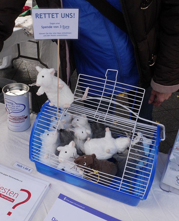 © www.mutbuergerdokus.de: 'Silent Line - Stiller Protest gegen Tierversuche'