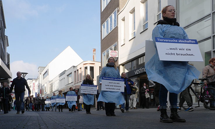 © www.mutbuergerdokus.de: 'Silent Line - Stiller Protest gegen Tierversuche'