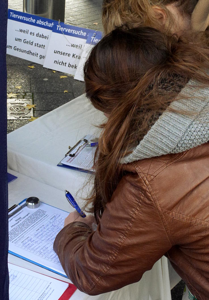 © www.mutbuergerdokus.de: 'Silent Line - Stiller Protest gegen Tierversuche'