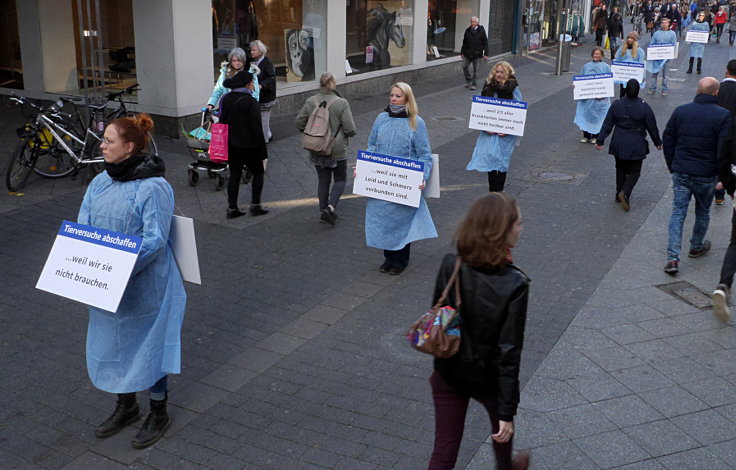 © www.mutbuergerdokus.de: 'Silent Line - Stiller Protest gegen Tierversuche'