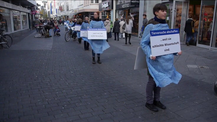 © www.mutbuergerdokus.de: 'Silent Line - Stiller Protest gegen Tierversuche'