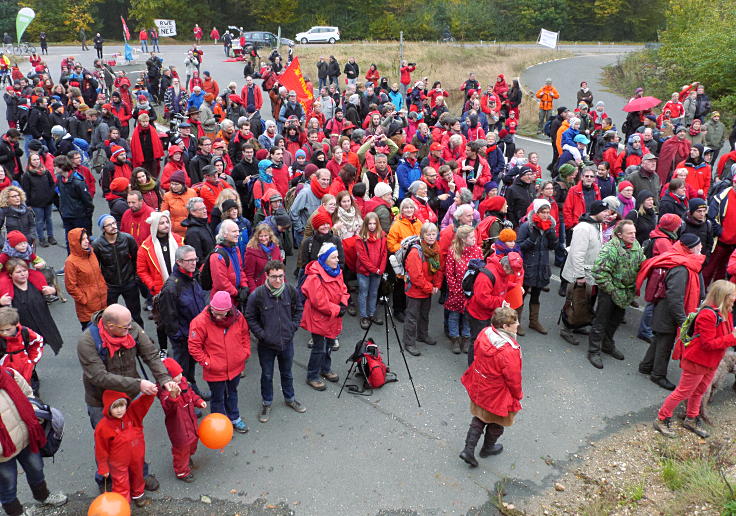 © www.mutbuergerdokus.de: 'Führung Hambacher Forst mit Aktion Rote Linie A4'