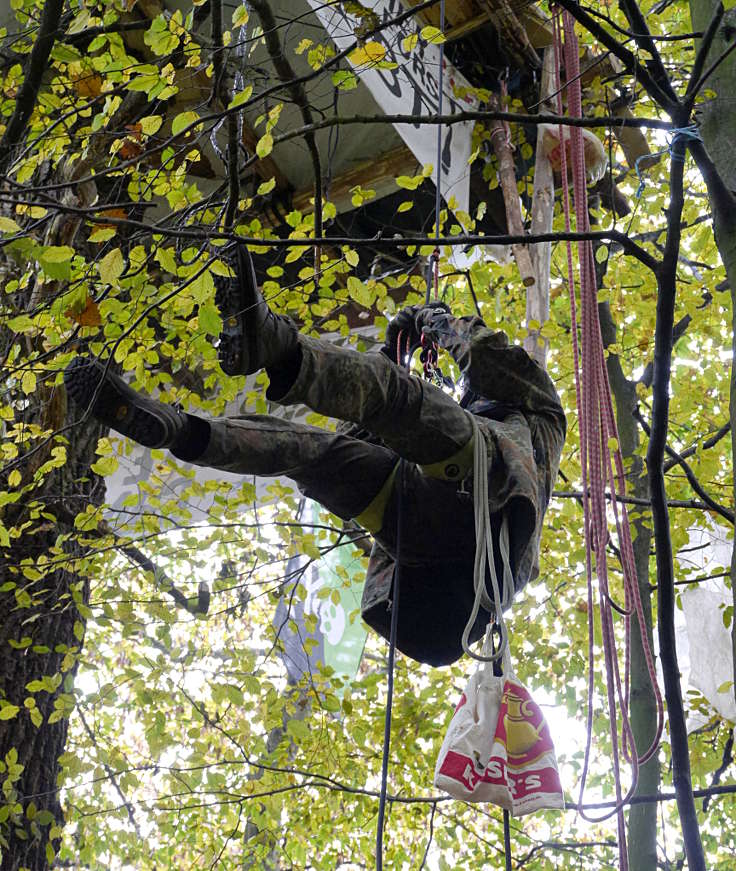 © www.mutbuergerdokus.de: 'Führung Hambacher Forst mit Aktion Rote Linie A4'