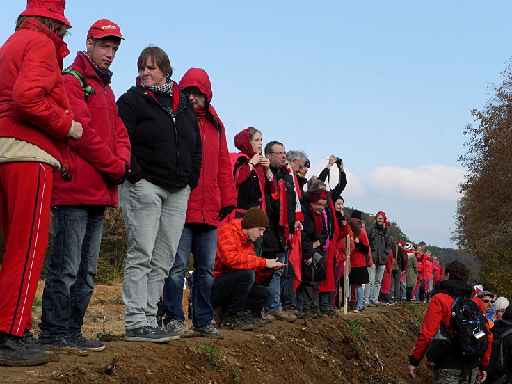 © www.mutbuergerdokus.de: 'Führung Hambacher Forst mit Aktion Rote Linie A4'