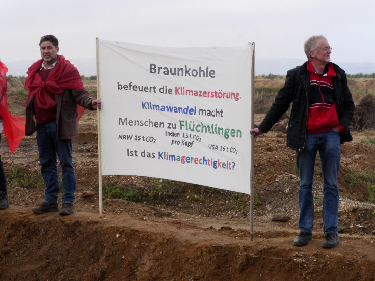 © www.mutbuergerdokus.de: 'Führung Hambacher Forst mit Aktion Rote Linie A4'